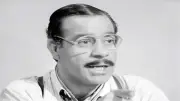 عادل إمام يستعيد موقف أمين الهنيدي الشهير بجمع القبلات ببرنيطته