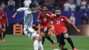 بالفيديو: تصرف مدافع الأرجنتين أمام صلاح يثير التساؤلات