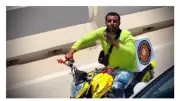 عامل دليفري يصدر الترند بعد توجيهه التحية لمنتخب مصر في العلمين