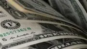 استقرار الدولار قرب أدنى مستوياته في أسبوعين والين يترقب تدخل ياباني