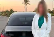 ضبط قائدة سيارة سمحت لأطفالها بالجلوس أعلى المركبة في التجمع الأول