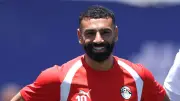 فيديو طريف لإعلامية مصرية تختطف شقيقة محمد صلاح قبل مواجهة أستراليا