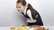 وزارة الصحة تحذر: لا تتجاهل هذه العلامات بعد الأكل.. قد تشير لاضطرابات هضمية