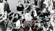 جدل بسبب صورة نادرة من مونديال 1962.. هل ظهر الهاتف المحمول قبل اختراعه؟