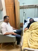 محافظ البحر الأحمر يزور الأنبا إيلاريون في المستشفى بعد وعكة صحية