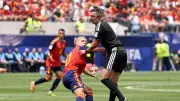 خطأ غريب يضع حكم مباراة إسبانيا وبلجيكا في موقف محرج خلال كأس العالم