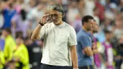 مدرب سويسرا ياكين يهاجم الحكم بعد طرد إمبولو في مباراة الأرجنتين