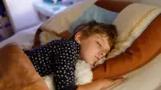 شحن الهاتف ليلاً تحت الوسادة خطر يهدد منزلك بحريق